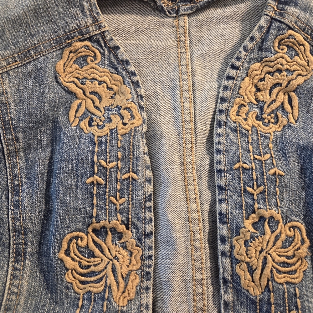 Elegant Blue Denim Jacket with Embroidery - Picture 3 of 12